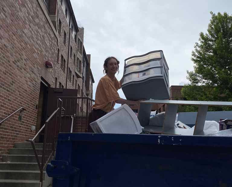 DU 可持续性 Intern Jacob Tonozzi, rescuing a lightly used storage container from the dumpster last Move Out.